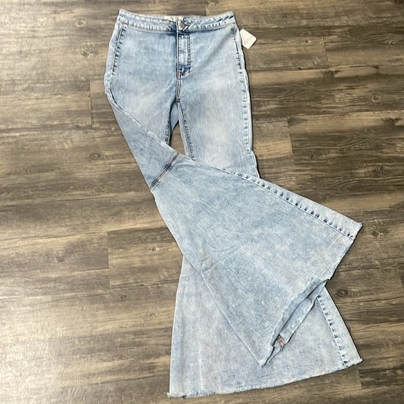 Free People Float in Flare size 27. Brand new! - Picture 3 of 5